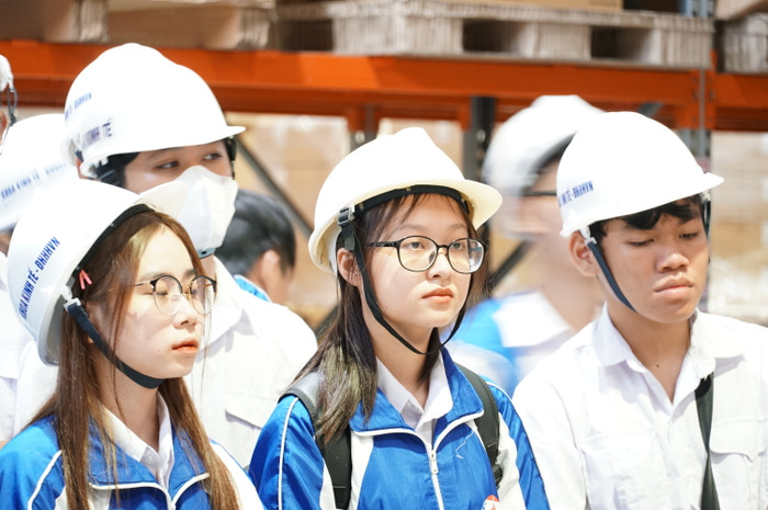 Sinh viên năm thứ nhất của Khoa Kinh tế - Trường Đại học Hàng hải Việt Nam được trải nghiệm thực tế tại doanh nghiệp (Ảnh: LT)