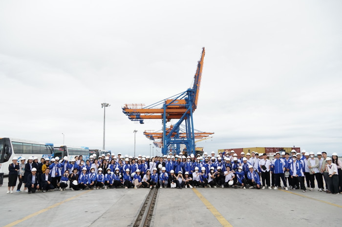 Sinh viên năm thứ nhất của Khoa Kinh tế - Trường Đại học Hàng hải Việt Nam được trải nghiệm thực tế tại doanh nghiệp (Ảnh: LT)