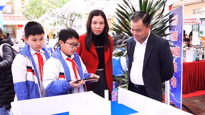 Lãnh đạo quận Kiến An tham gia các gian hàng trưng bày sản phẩm STEM (Ảnh: LT) Lãnh đạo quận Kiến An tham gia các gian hàng trưng bày sản phẩm STEM (Ảnh: LT)