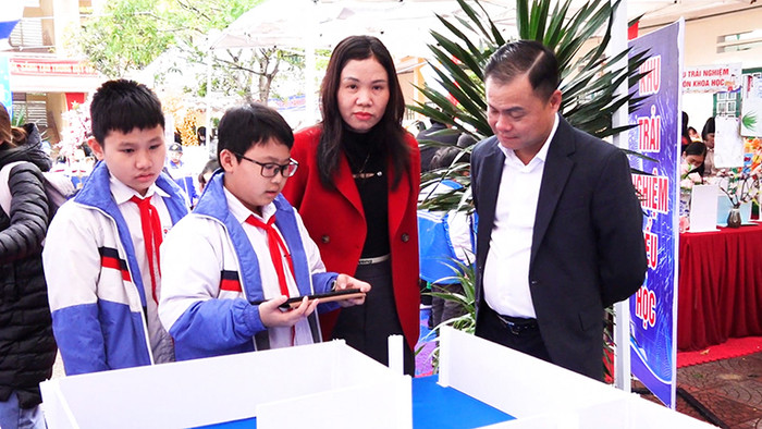 Lãnh đạo quận Kiến An tham gia các gian hàng trưng bày sản phẩm STEM (Ảnh: LT) Lãnh đạo quận Kiến An tham gia các gian hàng trưng bày sản phẩm STEM (Ảnh: LT)