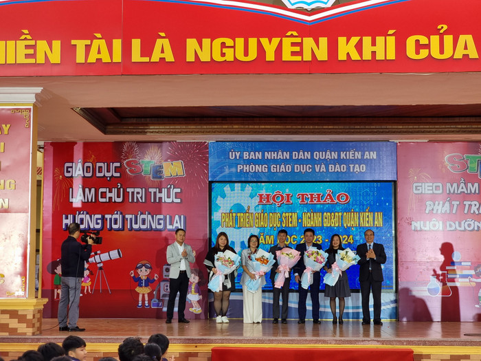 Lãnh đạo Sở Giáo dục và Đào tạo, quận Kiến An tặng hoa các nhà tài trợ (Ảnh: LT) Lãnh đạo Sở Giáo dục và Đào tạo, quận Kiến An tặng hoa các nhà tài trợ (Ảnh: LT)