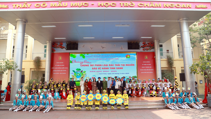 Các đại biểu chụp ảnh lưu niệm với thầy và trò nhà trường (Ảnh: LT) GDVN_cd-th-cva-15.jpg.JPG