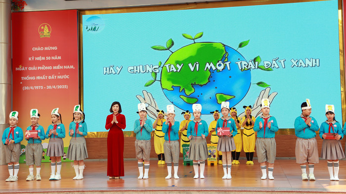 Cô giáo Phạm Thị Diện - Hiệu trưởng nhà trường trao quà cho các đội thi tại chuyên đề (Ảnh: LT) GDVN_cd-th-cva-10.jpg.JPG