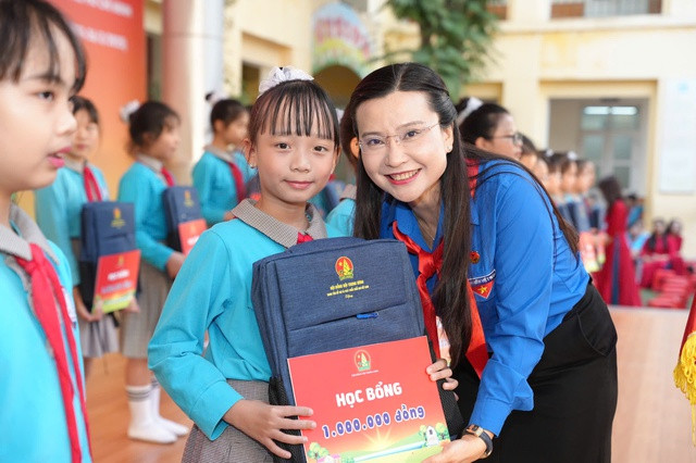 Chị Nguyễn Phạm Duy Trang – Bí thư Trung ương Đoàn, Chủ tịch Hội đồng Đội Trung ương trao học bổng tặng học sinh Trường Tiểu học Chu Văn An (Ảnh: LT) GDVN-cd-cva-1.jpeg