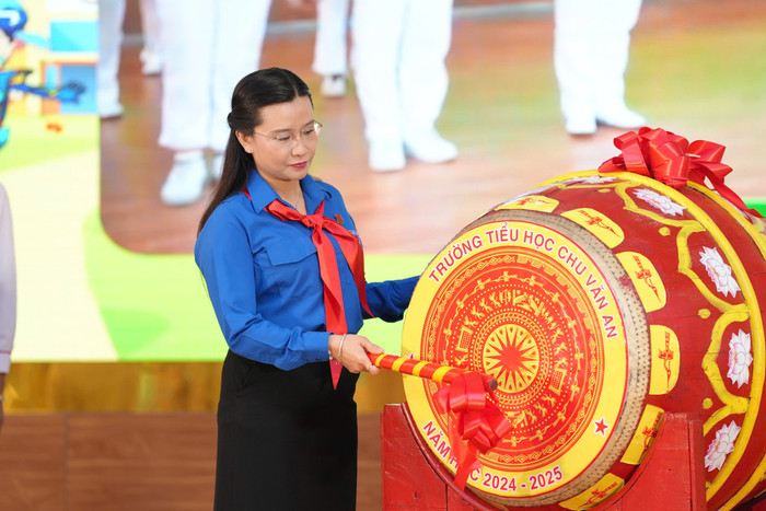 Chị Nguyễn Phạm Duy Trang, Bí thư Ban Chấp hành Trung ương Đoàn, Chủ tịch Hội đồng Đội Trung ương đánh trống phát động đợt thi đua cao điểm của thiếu nhi cả nước chào mừng kỷ niệm 50 năm Ngày Giải phóng miền Nam, thống nhất đất nước (Ảnh: LT) GDVN_cd-th-cva-1.jpg