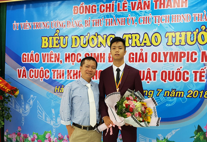 Thầy giáo Bùi Tuấn Ngọc cùng học trò đạt giải Olympic Toán quốc tế 2018. (Ảnh: Lã Tiến) Thầy giáo Bùi Tuấn Ngọc cùng học trò đạt giải Olympic Toán quốc tế 2018. (Ảnh: Lã Tiến)