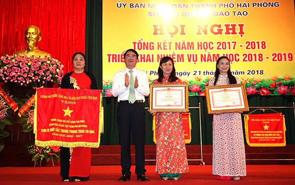 Ông Lê Khắc Nam, Phó Chủ tịch Ủy ban nhân dân thành phố Hải Phòng trao cờ thi đua của Chính phủ và bằng khen của Thủ tướng Chính phủ tặng các tập thể, cá nhân. (Ảnh: CTV) Ông Lê Khắc Nam, Phó Chủ tịch Ủy ban nhân dân thành phố Hải Phòng trao cờ thi đua của Chính phủ và bằng khen của Thủ tướng Chính phủ tặng các tập thể, cá nhân. (Ảnh: CTV)