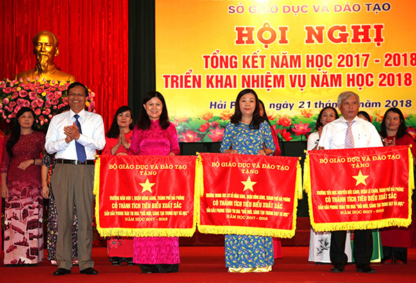 Ông Nguyễn Xuân Trường, Giám đốc Sở Giáo dục và Đào tạo Hải Phòng trao cờ thi đua của Bộ Giáo dục và Đào tạo cho các tập thể. (Ảnh: CTV) Ông Nguyễn Xuân Trường, Giám đốc Sở Giáo dục và Đào tạo Hải Phòng trao cờ thi đua của Bộ Giáo dục và Đào tạo cho các tập thể. (Ảnh: CTV)