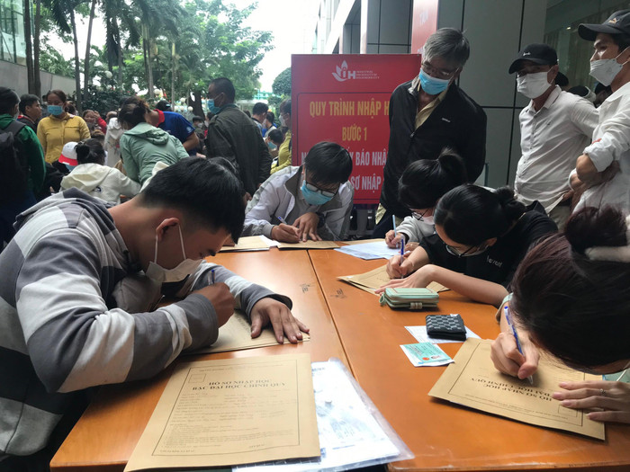 Thí sinh trúng tuyển đợt 1 làm thủ tục nhập học tại Trường Đại học Công nghiệp Thành phố Hồ Chí Minh (ảnh: M.T)