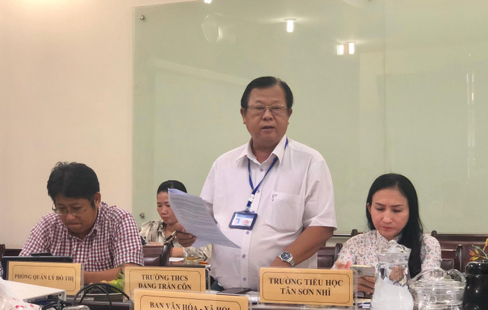 Ông Nguyễn Văn Hùng, Hiệu trưởng trường THCS Đặng Trần Côn, quận Tân Phú chia sẻ tại buổi làm việc (ảnh: L.P) Ông Nguyễn Văn Hùng, Hiệu trưởng trường THCS Đặng Trần Côn, quận Tân Phú chia sẻ tại buổi làm việc (ảnh: L.P)