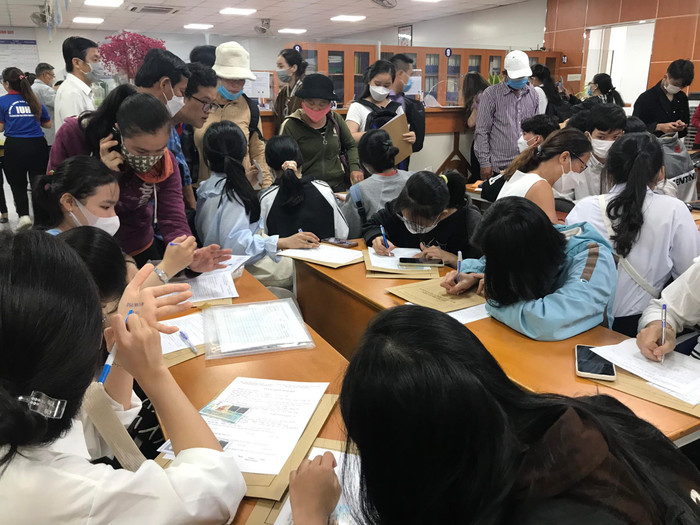 Thí sinh xếp hàng làm thủ tục nhập học (ảnh: M.T)