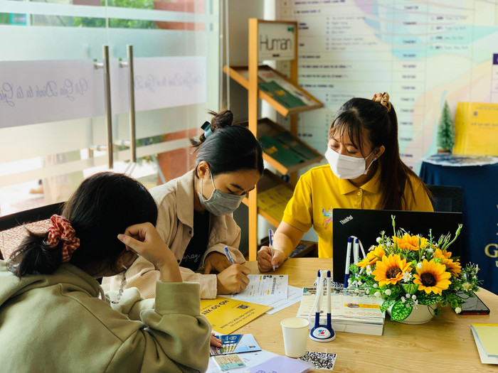 Thí sinh tham gia đăng ký xét tuyển bằng xét học bạ trung học phổ thông vào trường Đại học Gia Định năm nay (ảnh: Đ.T) Thí sinh tham gia đăng ký xét tuyển bằng xét học bạ trung học phổ thông vào trường Đại học Gia Định năm nay (ảnh: Đ.T)