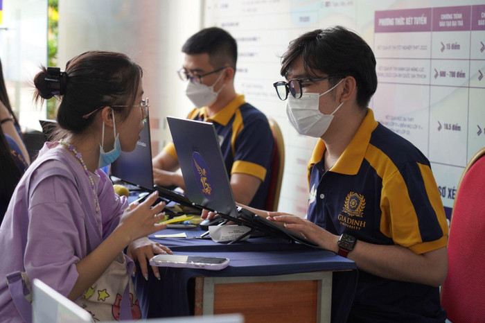 Thí sinh trúng tuyển đợt 1 đăng ký nhập học tại Trường Đại học Gia Định (ảnh: Đ.T) Thí sinh trúng tuyển đợt 1 đăng ký nhập học tại Trường Đại học Gia Định (ảnh: Đ.T)