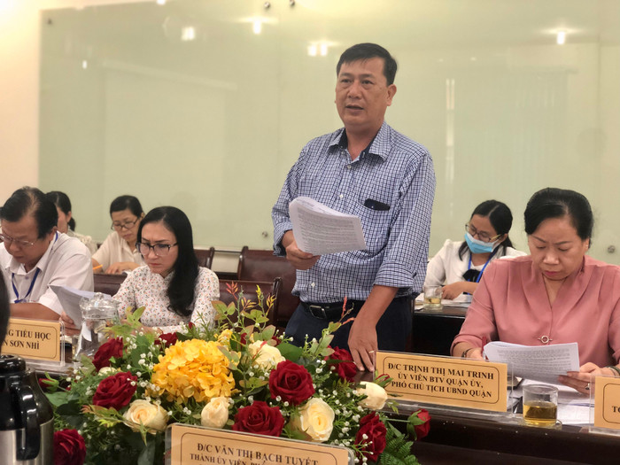 Ông Phan Sĩ Đạt- Trưởng phòng Giáo dục và Đào tạo quận Tân Phú báo cáo về việc triển khai chương trình giáo dục phổ thông 2018 trên địa bàn (ảnh: L.P) Ông Phan Sĩ Đạt- Trưởng phòng Giáo dục và Đào tạo quận Tân Phú báo cáo về việc triển khai chương trình giáo dục phổ thông 2018 trên địa bàn (ảnh: L.P)