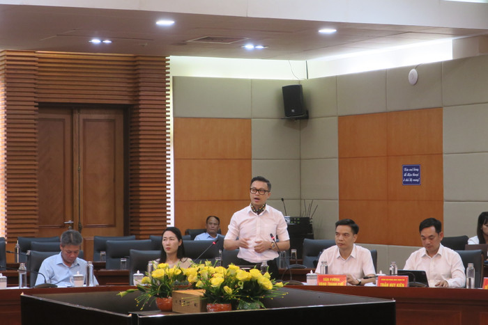 Nghệ sỹ Đặng Lê Minh Trí, Tổng đạo diễn chương trình Đêm hội “Hải Phòng - Bừng sáng miền di sản” thông tin về lễ hội (Ảnh: CTV) giao-ban-bc-1.jpg