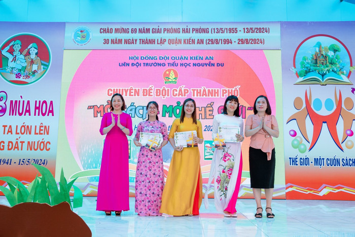 Trao giải cho các cô giáo đạt giải trong phần thi Dự án Bước chân của sách sách (Ảnh: MK) GDVN_doc-sach-th-nguyen-du-5.jpg
