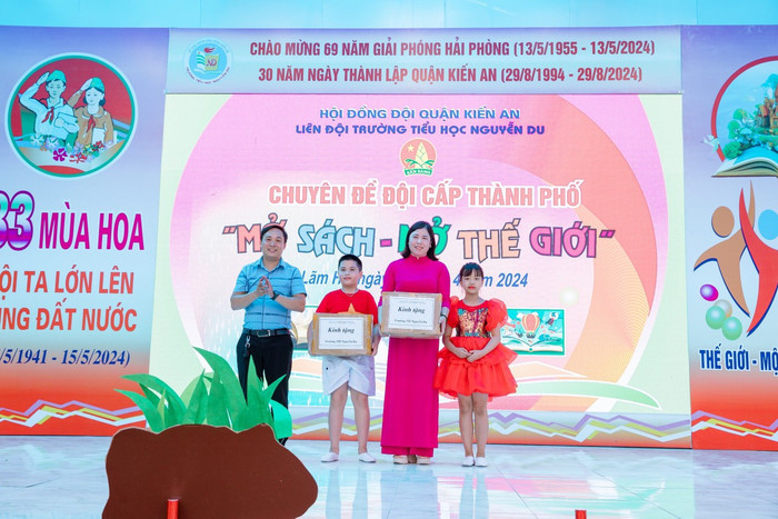 Đại diện đơn vị hợp tác trao sách tặng Trường Tiểu học Nguyễn Du (Ảnh: MK) GDVN_doc-sach-th-nguyen-du-7.jpg