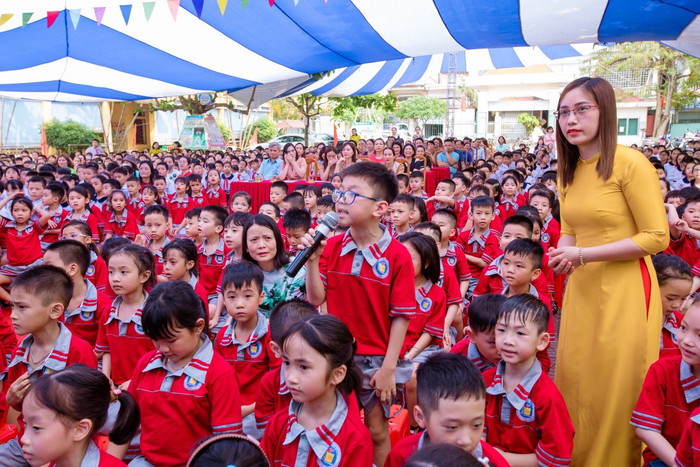Học sinh hứng thú tham gia phần chơi giao lưu với khán giả (Ảnh: MK) GDVN_doc-sach-th-nguyen-du-8.jpg