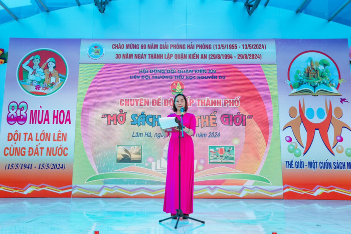 Cô giáo Vũ Thị Mai Khanh – Hiệu trưởng Trường Tiểu học Nguyễn Du phát biểu khai mạc chuyên đề (Ảnh: MK) GDVN_doc-sach-th-nguyen-du-3.jpg