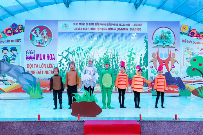 Vở kịch “ Bài học đường đời đầu tiên” trong tác phẩm Dế Mèn phiêu lưu ký của Nhà văn Tô Hoài. (Ảnh: MK) GDVN_doc-sach-th-nguyen-du-2.jpg