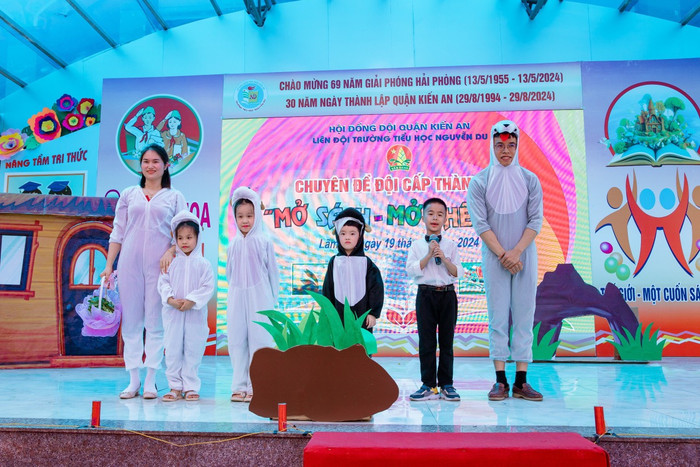 Hoạt cảnh "Dê con vâng lời mẹ" của gia đình học sinh lớp 1A5 (Ảnh: MK) GDVN_doc-sach-th-nguyen-du-12.jpg