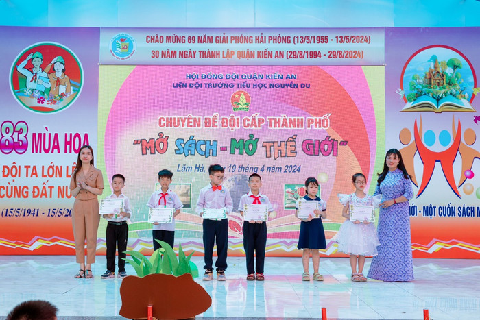 Lãnh đạo Phòng Giáo dục và Đào tạo quận Kiến An trao giải cho các học sinh đạt giải trong cuộc thi Tuyền truyền, giới thiệu, kể chuyện theo sách báo năm học 2023-2024 (Ảnh: MK) GDVN_doc-sach-th-nguyen-du-6.jpg
