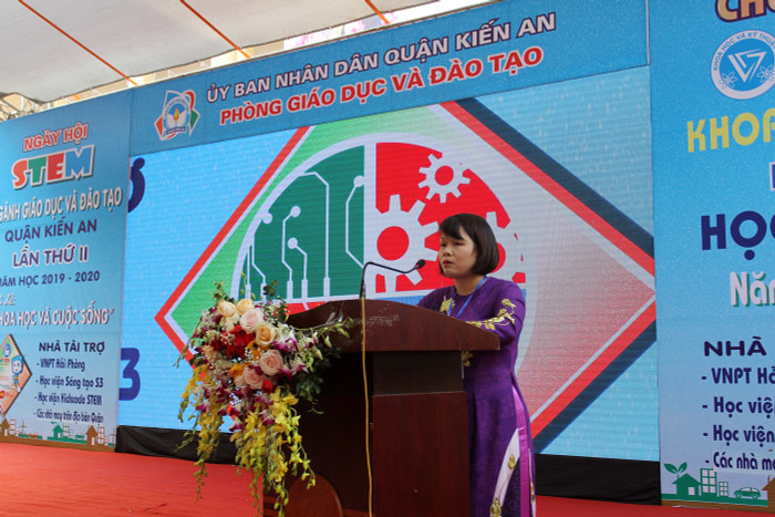 Bà Bùi Thị Tuyết Mai, Trưởng phòng Giáo dục và Đào tạo quận Kiến An phát biểu tại ngày hội (Ảnh: Lã Tiến) Bà Bùi Thị Tuyết Mai, Trưởng phòng Giáo dục và Đào tạo quận Kiến An phát biểu tại ngày hội (Ảnh: Lã Tiến)