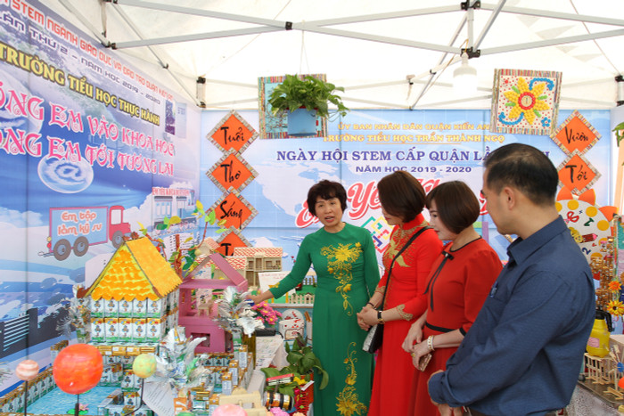 Các đại biểu tham quan những sản phẩm sáng tạo của giáo viên, học sinh Trường tiểu học Thực Hành (Ảnh: Lã Tiến) Các đại biểu tham quan những sản phẩm sáng tạo của giáo viên, học sinh Trường tiểu học Thực Hành (Ảnh: Lã Tiến)