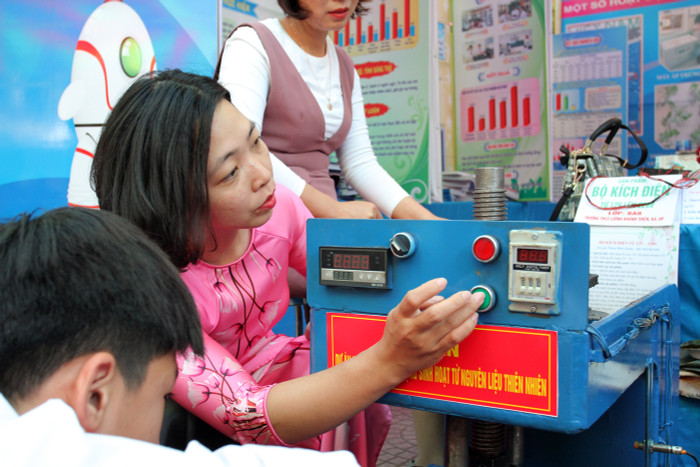 Giáo viên, học sinh Trường Trung học cơ sở Lương Khánh Thiện giới thiệu về các sản phẩm sáng tạo (Ảnh: Lã Tiến) Giáo viên, học sinh Trường Trung học cơ sở Lương Khánh Thiện giới thiệu về các sản phẩm sáng tạo (Ảnh: Lã Tiến)