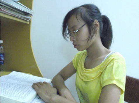 Khơi đã ổn định tâm lý trở lại và đang tranh thủ ôn bài - Ảnh: Thúy Hằng Khơi đã ổn định tâm lý trở lại và đang tranh thủ ôn bài - Ảnh: Thúy Hằng