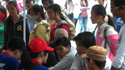 Thí sinh, phụ huynh chờ giới thiệu chỗ trọ tại Trường ĐH Công nghiệp TP.HCM - Ảnh: HÀ BÌNH Thí sinh, phụ huynh chờ giới thiệu chỗ trọ tại Trường ĐH Công nghiệp TP.HCM - Ảnh: HÀ BÌNH