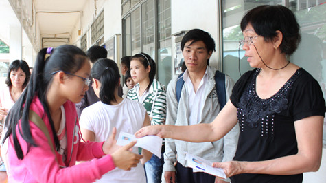 Cán bộ phòng đào tạo Trường ĐH Sư phạm TP.HCM trả giấy báo thi cho thí sinh sau khi đã chỉnh sửa sáng 2-7 - Ảnh: Minh Giảng Cán bộ phòng đào tạo Trường ĐH Sư phạm TP.HCM trả giấy báo thi cho thí sinh sau khi đã chỉnh sửa sáng 2-7 - Ảnh: Minh Giảng