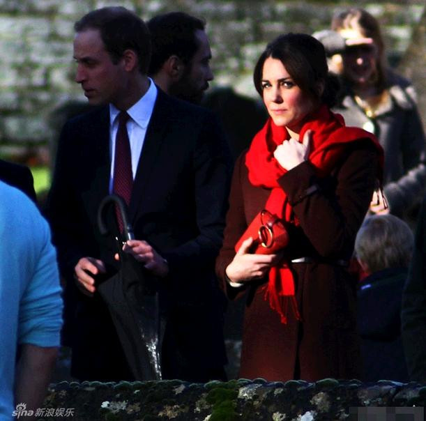 Trên tay công nương Anh cầm theo một chiếc sắc nhỏ màu đỏ, tóc búi gọn để lộ gương mặt viên mãn của người mẹ đang mang bầu.