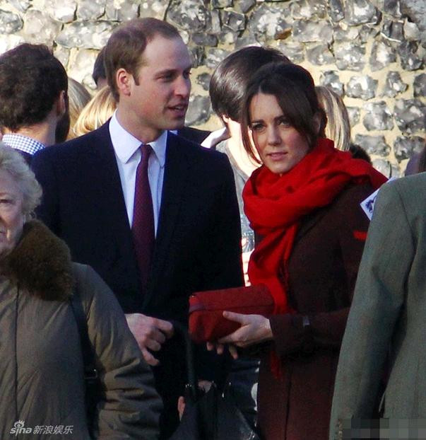 Theo nhiều chuyên gia về thai sản thì phụ nữ mang thai ở tháng thứ 3 tốt nhất không nên đi giày cao gót, đặc biệt là các loại giày đế nhọn. Bởi ở thời kỳ thai sản này, phôi thai vẫn chưa hoàn toàn ổn định và khỏe mạnh, dễ dẫn đến xảy thai.