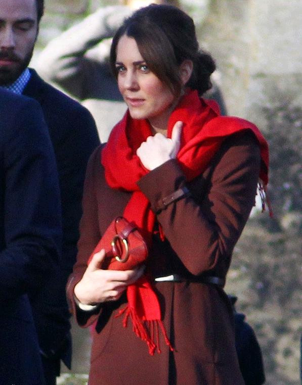 Tuy nhiên chi tiết khiến nhiều người chú ý là chiếc giày cao gót mà Kate mang. Nhiều người tỏ ra không đồng tình khi cho rằng công nương Anh quá ham làm đẹp mà không hề nghĩ đến em bé trong bụng.