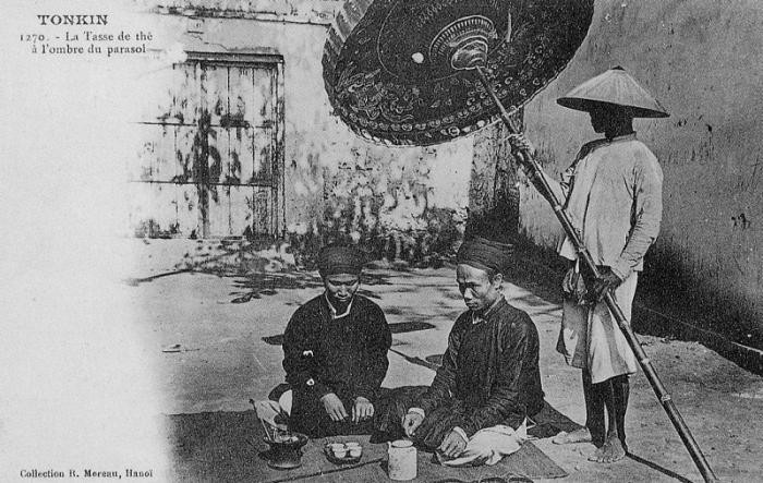 Hai vị quan ngồi uống nước trà và hút thuốc bát. Hai vị quan ngồi uống nước trà và hút thuốc bát.