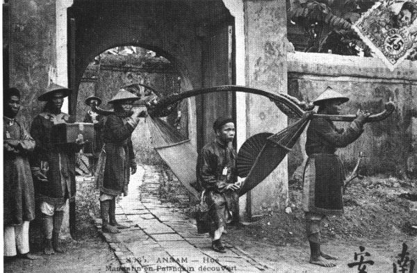 Một vị quan ngồi lọng. Một vị quan ngồi lọng.
