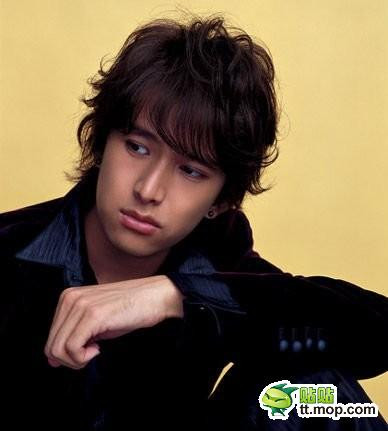 Nam diễn viên Abe Tsuyoshi, sinh năm 1982 ở Hắc Long Giang, anh từng có tên tiếng Trung là Lý Đông Đông (A Bộ Lực) nhưng sau do sống lâu ở Nhật nên cải tên là Abe Tsuyoshi. Năm 18 tuổi anh mới quay trở lại Trung Quốc và học ở Học viện điện ảnh Bắc Kinh.