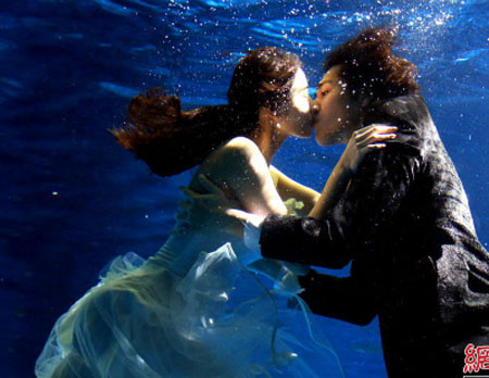 Nụ hôn trong phim bom tấn “Big Deal” giữa nam diễn viên Đài Loan Lam Chính Long và người đẹp Hàn Quốc Han Chae Young.