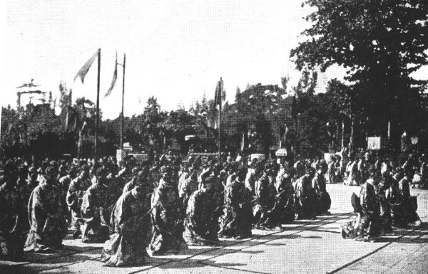Các quan lại triều đình chầu trước sân rồng trong thành Huế. Các quan lại triều đình chầu trước sân rồng trong thành Huế.
