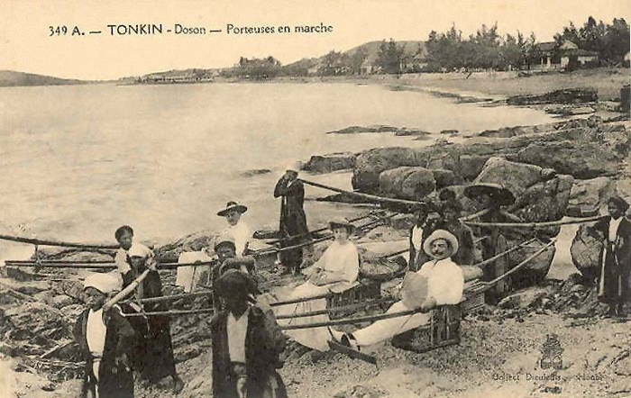 Phục vụ các ông tây bà đầm ngắm cảnh ở Đồ Sơn, Hải Phòng. Phục vụ các ông tây bà đầm ngắm cảnh ở Đồ Sơn, Hải Phòng.