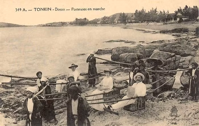 Phục vụ các ông tây bà đầm ngắm cảnh ở Đồ Sơn, Hải Phòng.