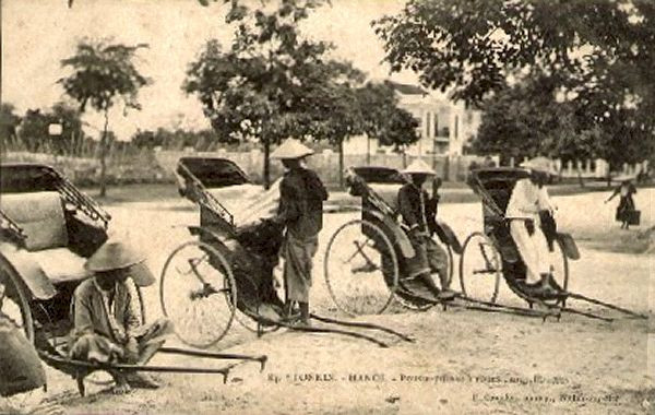 Liền sau đó, một nhân viên thuế vụ từ miền Nam tới đã nghĩ ra thành lập một hảng cho thuê xe kéo. Theo trí nhớ của các người xưa thì chuyện đó là một thành công rực rở, dù mướn giờ hay mướn ngày, cũng phải giữ chổ trước một ngày nếu muốn được chở đi. Liền sau đó, một nhân viên thuế vụ từ miền Nam tới đã nghĩ ra thành lập một hảng cho thuê xe kéo. Theo trí nhớ của các người xưa thì chuyện đó là một thành công rực rở, dù mướn giờ hay mướn ngày, cũng phải giữ chổ trước một ngày nếu muốn được chở đi.