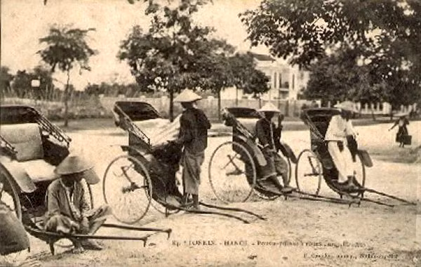 Liền sau đó, một nhân viên thuế vụ từ miền Nam tới đã nghĩ ra thành lập một hảng cho thuê xe kéo. Theo trí nhớ của các người xưa thì chuyện đó là một thành công rực rở, dù mướn giờ hay mướn ngày, cũng phải giữ chổ trước một ngày nếu muốn được chở đi.