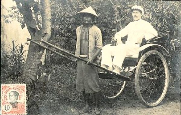 Vào thời đó, tất cả những gì do Tây đem tới đều được dân chúng cho là văn minh. Những cô thiếu nữ Hà Nội không dám ngồi trên xe kéo vì sợ miệng đời chê là Me Tây, có nghĩa là lấy chồng Tây. Với sự tiến bộ, sau đó bánh xe bằng xắt được thay thế bằng bánh xe cao su đặc, tiện nghi hơn cho người ngồi trên xe. Vào thời đó, tất cả những gì do Tây đem tới đều được dân chúng cho là văn minh. Những cô thiếu nữ Hà Nội không dám ngồi trên xe kéo vì sợ miệng đời chê là Me Tây, có nghĩa là lấy chồng Tây. Với sự tiến bộ, sau đó bánh xe bằng xắt được thay thế bằng bánh xe cao su đặc, tiện nghi hơn cho người ngồi trên xe.