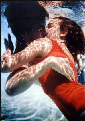 Robert Wagner và Terry Moore trong phim "Beneath the Twleve Mile Reef".