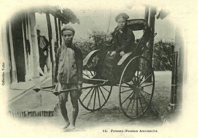 Ngay cả những xe kéo với bánh cao su cũng chia ra làm hai loại, loại bình thường và loại của nhà hành OMIC. Loại nầy có chổ ngồi bằng aluminium trắng bóng và có nệm lò xo cũng được bọc vải trắng, dĩ nhiên đi xe loại nầy thì mắc tiền hơn là đi xe loại thường. Ngay cả những xe kéo với bánh cao su cũng chia ra làm hai loại, loại bình thường và loại của nhà hành OMIC. Loại nầy có chổ ngồi bằng aluminium trắng bóng và có nệm lò xo cũng được bọc vải trắng, dĩ nhiên đi xe loại nầy thì mắc tiền hơn là đi xe loại thường.