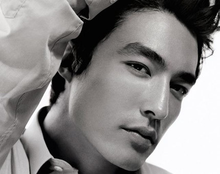 Nam diễn viên Daniel Phillip Henney sinh năm 1979, lai Mỹ - Hàn Quốc, anh sinh ở bang Michigan, Mỹ. Bố anh là người Mỹ gốc Anh, mẹ là người Mỹ gốc Hàn Quốc. Vai diễn Henry Kim trong serie phim truyền hình đình đám Tên tôi là Kim Sam Soon đã nhanh chóng biến Daniel Henney từ một người mẫu vô danh trở thành ngôi sao sáng chói. Sau đó là Điệu valse mùa xuân, Say tình…và các hợp đồng quảng cáo bự. Từ 2005, Daniel trở thành một gương mặt hấp dẫn trong làng giải trí xứ Hàn.
