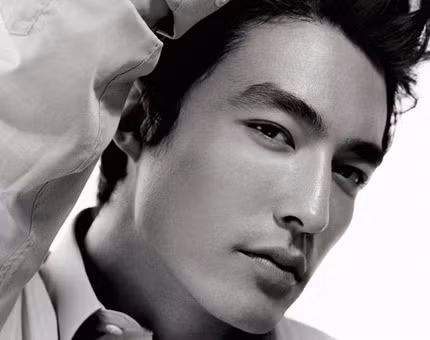Nam diễn viên Daniel Phillip Henney sinh năm 1979, lai Mỹ - Hàn Quốc, anh sinh ở bang Michigan, Mỹ. Bố anh là người Mỹ gốc Anh, mẹ là người Mỹ gốc Hàn Quốc. Vai diễn Henry Kim trong serie phim truyền hình đình đám Tên tôi là Kim Sam Soon đã nhanh chóng biến Daniel Henney từ một người mẫu vô danh trở thành ngôi sao sáng chói. Sau đó là Điệu valse mùa xuân, Say tình…và các hợp đồng quảng cáo bự. Từ 2005, Daniel trở thành một gương mặt hấp dẫn trong làng giải trí xứ Hàn.