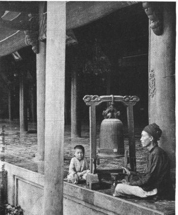 Người gác chuông trên lầu Ngọ Môn. Người gác chuông trên lầu Ngọ Môn.